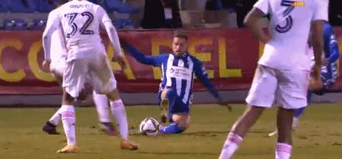 扎金花高手眼中的“垃圾牌”利用：如何用小对子偷走大底池。（高手视角下“垃圾牌”的妙用：用小对子撬走大底池）